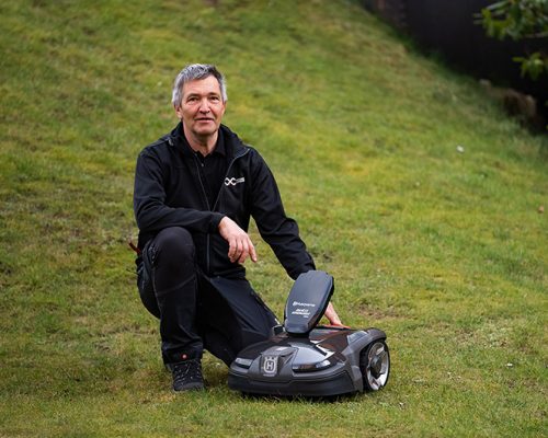 Kjell tar hand om robotgräsklippare